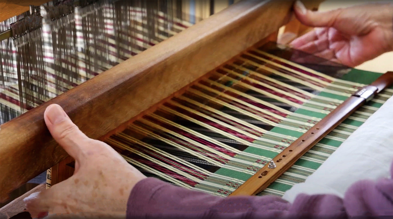 動画を読み込む: 宮平「首里織」工房の織物工程動画